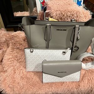 It is a large roomy bag they are 3in 1 it is beautiful gray and white color